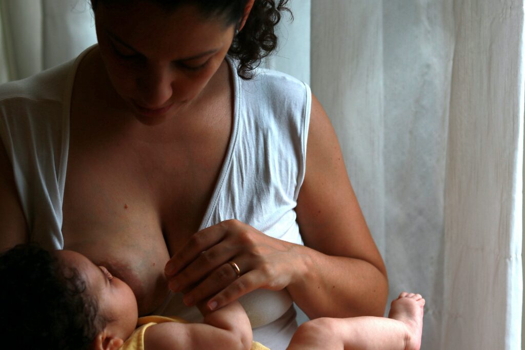 madre dando de mamar a un bebé. Foto de portada del blog sobre lactancia